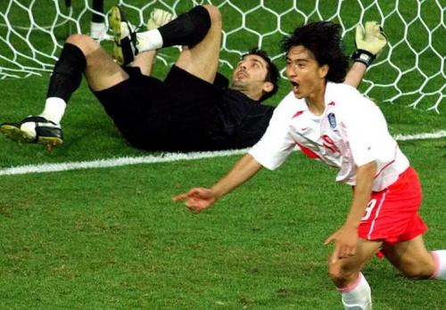 Ahn Jung-hwan saat membobol gawang Italia di Piala Dunia 2002