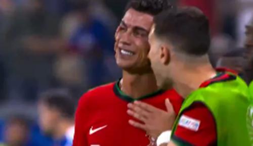 Cristiano Ronaldo menangis setelah penaltinya ditepis kiper Slovenia, Jan Oblak